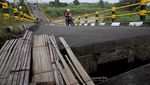 Ada Jembatan Rusak di Gresik yang Masih Dilalui Warga, Kok Bisa?