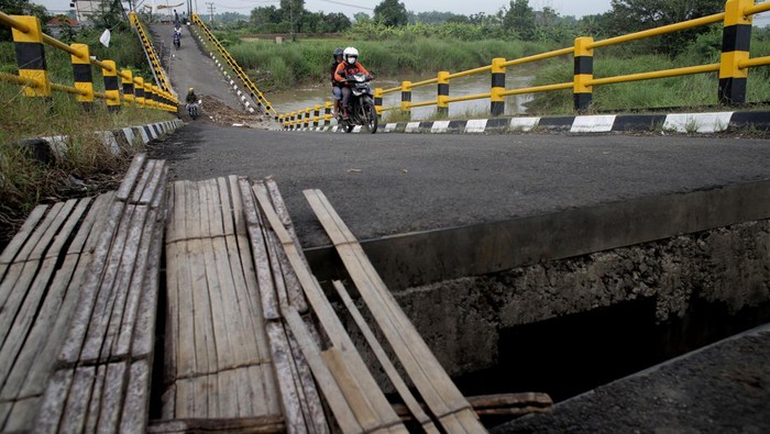 Jembatan di kawasan Gresik, Jawa Timur, ini masih kerap dilalui warga meski berbahaya karena rusak. Diketahui, jembatan itu rusak sejak Desember 2021.