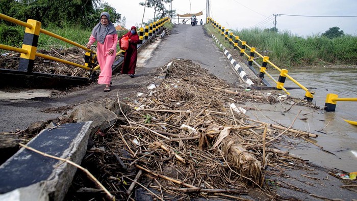 Bahaya, Jembatan Rusak di Gresik Masih Dilalui Warga Jembatan di kawasan Gresik, Jawa Timur, ini masih kerap dilalui warga meski berbahaya karena rusak. Diketahui, jembatan itu rusak sejak Desember 2021.