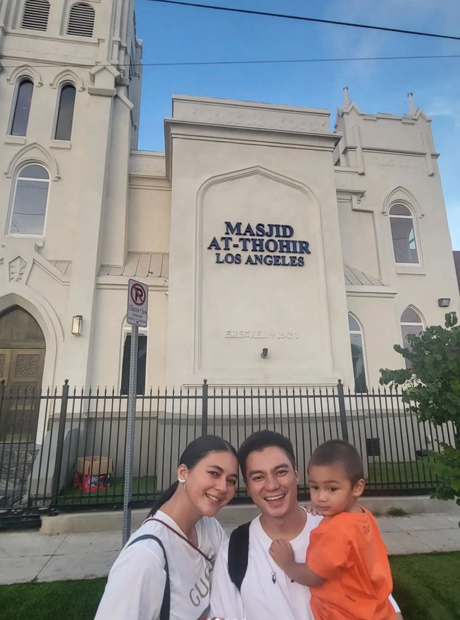 Melalui unggahan di akun Instagramnya terlihat Baim Wong dan keluarganya tengah menghabiskan waktu liburan di Amerika. Di sana Baim bersama sang istri, Paula Verhoeven dan anaknya, Kiano tampak mengunjungi beberapa tempat, salah satunya Masjid At-Thohir di Los Angeles. Foto: Instagram/@baimwong