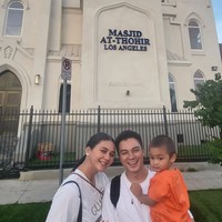 Melalui unggahan di akun Instagramnya terlihat Baim Wong dan keluarganya tengah menghabiskan waktu liburan di Amerika. Di sana Baim bersama sang istri, Paula Verhoeven dan anaknya, Kiano tampak mengunjungi beberapa tempat, salah satunya Masjid At-Thohir di Los Angeles. Foto: Instagram/@baimwong
