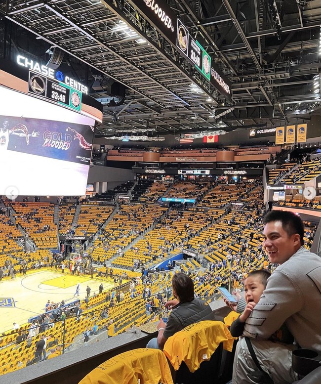 Baim Wong bersama Kiano juga terlihat menonton pertandingan dari bagian tribun. Perjalanannya selama di Amerika itu terlihat begitu mengasyikkan. Foto: Instagram/@baimwong