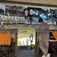 Baim Wong dan keluarganya pun tampak menonton final NBA di San Francisco. Momen ketiganya saat menonton ajang basket tersebut tampak diabadikan dan diunggah ke akun Instagram pribadi masing-masing. Foto: Instagram/@baimwong