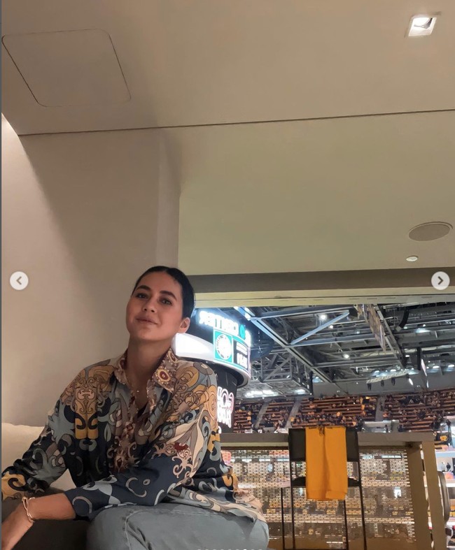 Tak ketinggalan Paula juga terlihat berpose di ruangan VVIP yang disewanya. Tampil simpel mengenakan kemeja bermotif dan calana panjang jeans, penampilan Paula terlihat menawan. Foto: Instagram/@baimwong
