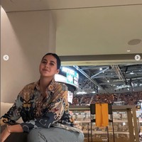 Tak ketinggalan Paula juga terlihat berpose di ruangan VVIP yang disewanya. Tampil simpel mengenakan kemeja bermotif dan calana panjang jeans, penampilan Paula terlihat menawan. Foto: Instagram/@baimwong