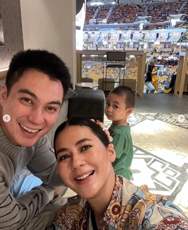 Mengajak serta putra pertamanya, Kiano Tiger Wong, ketiganya tampak begitu kompak. Raut wajah bahagia pun terlihat jelas di wajah keluarga tersebut. Foto: Instagram/@baimwong