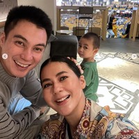 Mengajak serta putra pertamanya, Kiano Tiger Wong, ketiganya tampak begitu kompak. Raut wajah bahagia pun terlihat jelas di wajah keluarga tersebut. Foto: Instagram/@baimwong