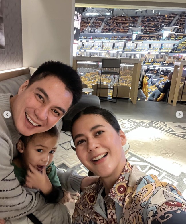Tak mau tanggung-tanggung, agar bisa menonton pertandingan dengan nyaman, Baim Wong sampai menyewa ruangan VVIP, Oracle Suites. Hal itu terungkap dari keterangan di dalam unggahan Instagram Baim Wong. Foto: Instagram/@baimwong