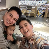 Tak mau tanggung-tanggung, agar bisa menonton pertandingan dengan nyaman, Baim Wong sampai menyewa ruangan VVIP, Oracle Suites. Hal itu terungkap dari keterangan di dalam unggahan Instagram Baim Wong. Foto: Instagram/@baimwong