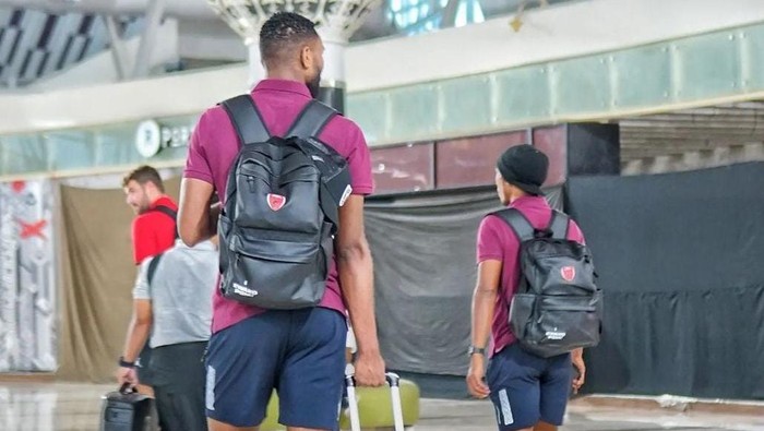 Bek Yuran Lopes ikut rombongan PSM Makassar ke Malang untuk Piala Presiden 2022.
