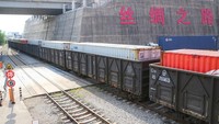 Kereta peti kemas ini menuju Kazakhstan. Kazakhstan merupakan negara Asia Tengah yang mempunyai akses ke Laut Kaspia. Ia berbatasan langsung dengan China, Kirgistan, Uzbekistan dan Rusia.