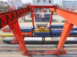 Begini Kesibukan di Terminal Peti Kemas Internasional China-Kazakhstan