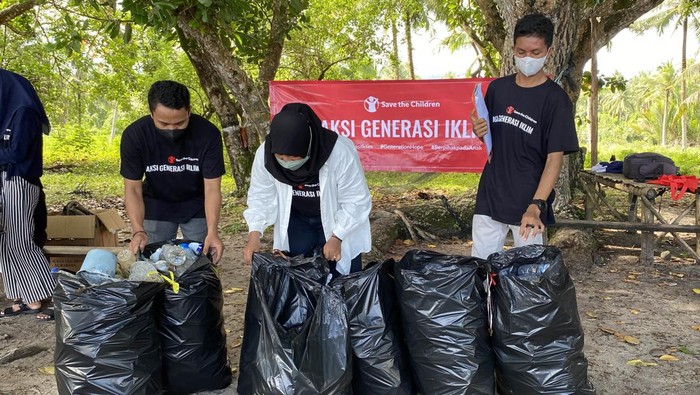 Bersih Pantai di Donggala