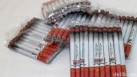 Jangan kaget kalau lihat rokok dijual bebas untuk anak-anak. Pada era 90-an, ada rokok permen yang bentuknya menyerupai rokok asli.  Foto: Site Shop/Visual