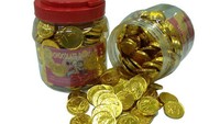 Eksis pada masanya. Cokelat bentuk koin emas ini begitu laris di kalangan anak sekolah. Biasanya dijual eceran. Foto: Site Shop/Visual