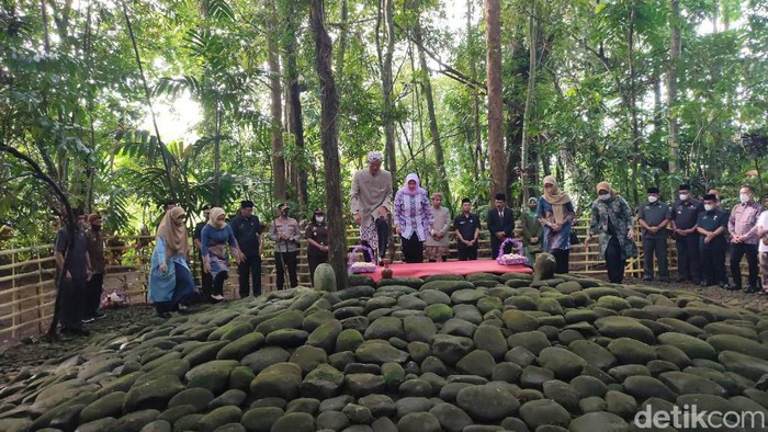 Bupati Ciamis saat ziarah ke makam Bupati Galuh.