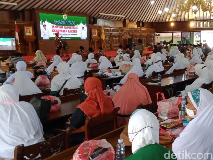 Calon jemaah haji asal Klaten pamitan di pendapa Pemkab Klaten, Kamis (9/6/2022).
