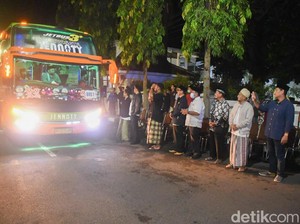 Jemaah Haji Kota Kediri Diberangkatkan, Wali Kota Ingatkan Cuaca Panas