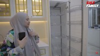 Di YouTube, ia juga mengatakan bahwa ia menggunakan uangnya sendiri untuk merenovasi dapurnya. Kini dapurnya bernuansa putih dan tampak mewah. Foto: YouTube