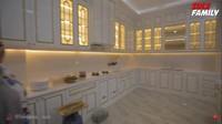 Sebelum direnovasi, dapur Nathalie Holscher mengusung konsep klasik dengan nuansa warna cokelat. Mulai dari dapur hingga rak terbuat dari kayu. Foto: YouTube