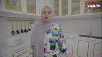 Kini, dapurnya jadi lebih mewah dna estetik. Bernuansa serba putih. Mulai dari dinding, meja hingga rak-rak yang digunakan. Foto: YouTube