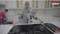 Selain itu, Nathalie Holscher juga memperlihatkan kompor yang digunakan. Di dekat area kompor ada banyak rak yang digunakan untuk menyimpan alat dapur. Foto: YouTube