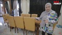 Selain meja makan berwarna putih, di dapurnya juga ada meja makan kayu dan kursi-kursi berwarna cokelat. Foto: YouTube