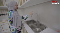 Melalui channel YouTube, Nathalie Holscher memperlihatkan penampilan terbaru dari dapurnya. Konon, ia sampai menghabiskan Rp 500 juta untuk renovasi dapurnya. Foto: YouTube