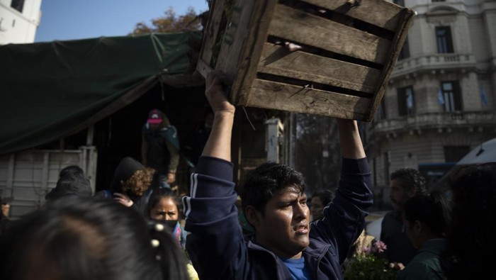 Petani Argentina gelar aksi protes di depan Istana Presiden. Dalam aksinya, mereka membagikan lebih dari 30 ton sayuran secara gratis. Ini penampakannya.