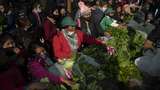 Demo di Depan Istana Presiden, Petani Argentina Bagikan Sayuran Gratis