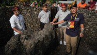 Di dekat makam Sultan Muhrum terdapat Batu Yi Gandangi. Menurut masyarakat setempat belum sah ke Kota Baubau kalau belum menyentuh batu tersebut. Dulunya tempat batu ini terdapat mata air pada celah batu yang diyakini dapat mengeluarkan air bila ada penobatan raja atau sultan.