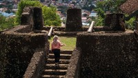 Sebagai informasi, Benteng Wolio awalnya dibangun oleh Raja Buton III bernama La Sangaji yang bergelar Kaimuddin pada abad ke-16. Benteng tersebut hanya dibangun dalam bentuk tumpukan batu karst yang disusun mengelilingi komplek istana untuk mambuat pagar pembatas antara komplek istana dengan pemukiman masyarakat sekaligus sebagai benteng pertahanan. Namun, pada masa pemerintahan Raja Buton IV, La Elangi atau Dayanu Ikhsanuddin, benteng berupa tumpukan batu tersebut dijadikan bangunan permanen. Konon katanya batuan tersebut direkatkan dengan campuran putih telur, pasir, dan kapur.