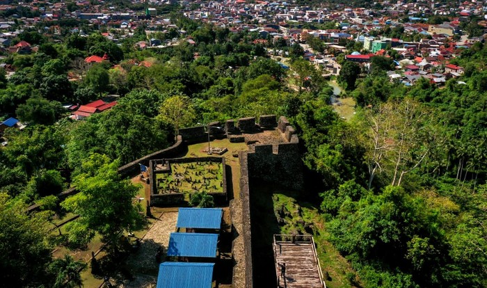 Menparekraf Sandiaga Uno mengunjungi Desa Wisata Limbo Wolio di Sulawesi Tenggara. Di desa itu ada sebuah benteng yang dikenal sebagai benteng terbesar di dunia
