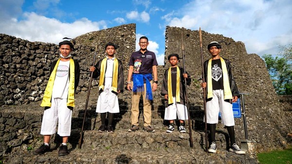 Dalam kunjungannya, Sandi berkeliling ke sejumlah lokasi yang ada di Desa Wisata Limbo Wolio, salah satunya benteng yang berada di puncak bukit Kota Baubau. Sandi menyebut benteng yang memiliki luas 23,3 hektare ini merupakan benteng terbesar di dunia. Benteng ini telah telah tercatat di Museum Rekor Dunia Indonesia (MURI) dan Guinness Book of World Record pada 2006.