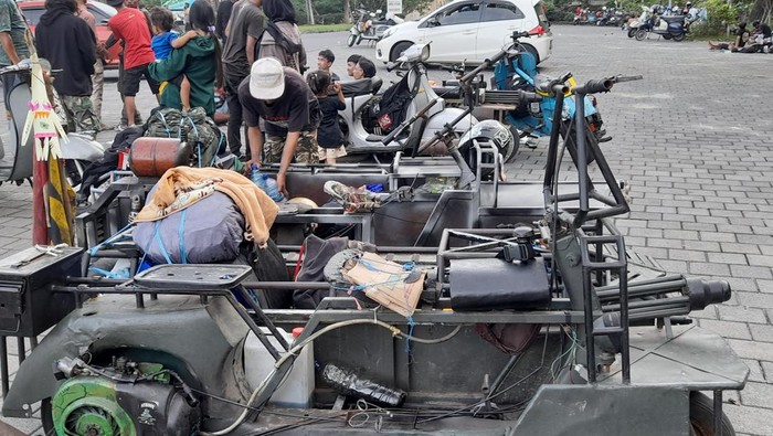 Dua dari lima Vespa ekstrem Tank milik Komunitas Basoka dari Desa Pasirian, Lumajang, Jawa Timur, yang dibawa ke Vespa World Days 2022, Nusa Dua, Bali.