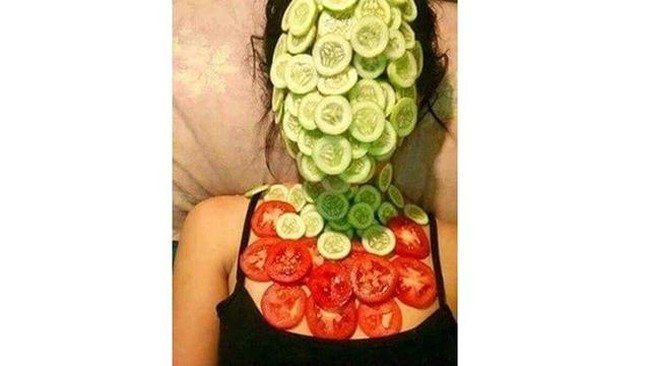 Menggunakan bahan alami seperti mentimun dan tomat memang bagus untuk kulit. Tapi ya nggak begini juga jadiin maskernya.. Foto: Instagram/awreceh.id
