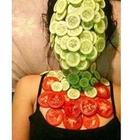 Menggunakan bahan alami seperti mentimun dan tomat memang bagus untuk kulit. Tapi ya nggak begini juga jadiin maskernya.. Foto: Instagram/awreceh.id