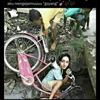 Cara lain punya wajah glowing ya dengan mengeditnya. Tapi jangan diganti wajah orang lain juga dong. Kalau gini kan jadi kelihatan banget bohongnya deh.. Foto: Twitter