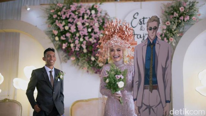 Foto pernikahan Esti dan Fatjri viral di media sosial.