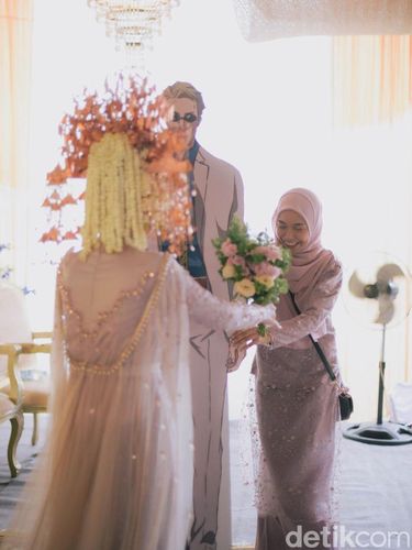 Foto pernikahan Esti dan Fatjri viral di media sosial.
