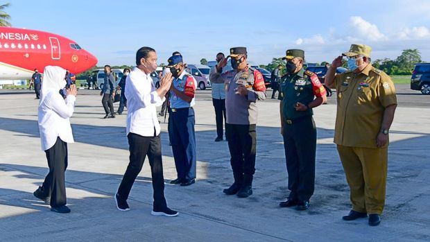 Presiden Joko Widodo didampingi Ibu Iriana Joko Widodo pagi ini, Kamis, 9 Juni 2022, bertolak menuju Kabupaten Wakatobi, Provinsi Sulawesi Tenggara.
