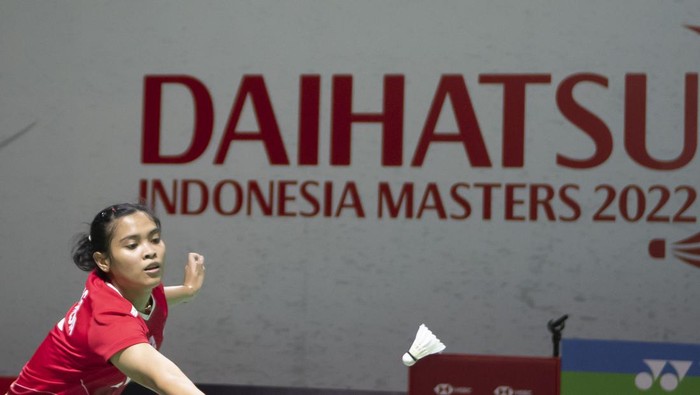 Pebulu tangkis tunggal putri Indonesia Gregoria Mariska Tunjung mengembalikan kok ke arah lawannya pebulu tangkis tunggal putri Thailand Phittayaporn Chaiwan pada babak kualifikasi Daihatsu Indonesia Masters 2022 di Istora Senayan, Jakarta, Rabu (8/6/2022). Mariska berhasil unggul dengan skor 21-14 dan 21-15. ANTARA FOTO/Muhammad Adimaja/tom.