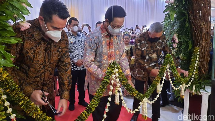 Gubernur DIY Sultan Hamengku Buwono X meresmikan kantor cabang baru Teleperfomance Indonesia di Jogja, Kamis (9/6/2022).