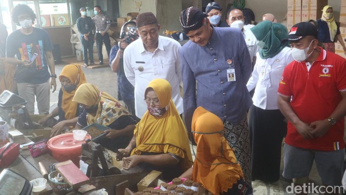 Gubernur Jawa Tengah Ganjar Pranowo saat berkunjung ke KIHT Kudus, Kamis (9/6/2022).