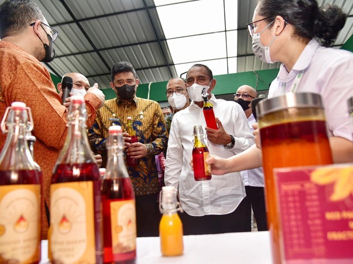 Gubsu Edy saat melihat minyak goreng merah produk dari PPKS