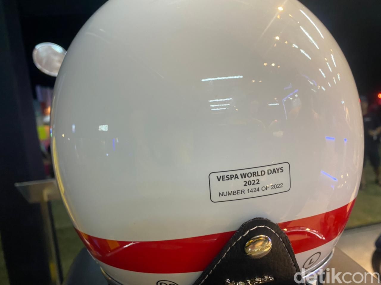 Helm Spesial Vespa World Days 2022