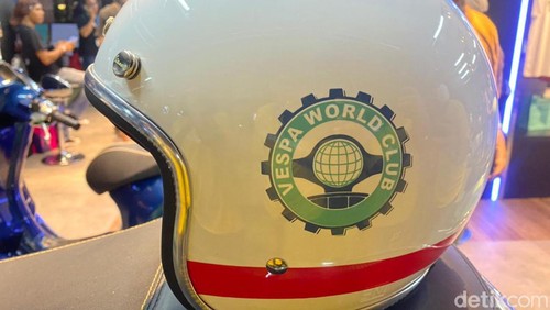Helm Spesial Vespa World Days 2022