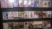 Banyaknya karya yang telah diciptakan Museum Rekor Dunia-Indonesia (MURI) menganugerahkan rekor MURI “Artis Penyanyi Wanita dengan Jumlah Rekaman Lagu Komersial Terbanyak” kepada Hetty Koes Endang.