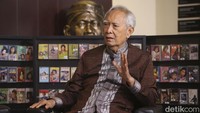Produser Konser Jubili Emas, Guntur Soekarnoputra turut hadir dalam penganugerahan tersebut.