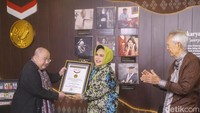 Sebelumnya Hetty juga telah kenyang dalam berbagai penghargaan, diantaranya menjadi juara di Pop Singer se kodya Bandung dan tingkat jawa barat pada tahun 1972 & 1973, mewakili Jawa Barat di Pop Song Festival Yamaha, mewakili DKI di Pop Song Festival Yamaha tahun 1974 masuk 13 besar, masuk 5 besar mewakili DKI di Festival yang sama di tahun 1975 dan juara ke 2 di tahun 1976, akhirnya berhasil menjadi juara 1 pada tahun 1977 & 1978, wakil Indonesia di World Popular Song Festival (WPSF) Tokyo pada 1977.
